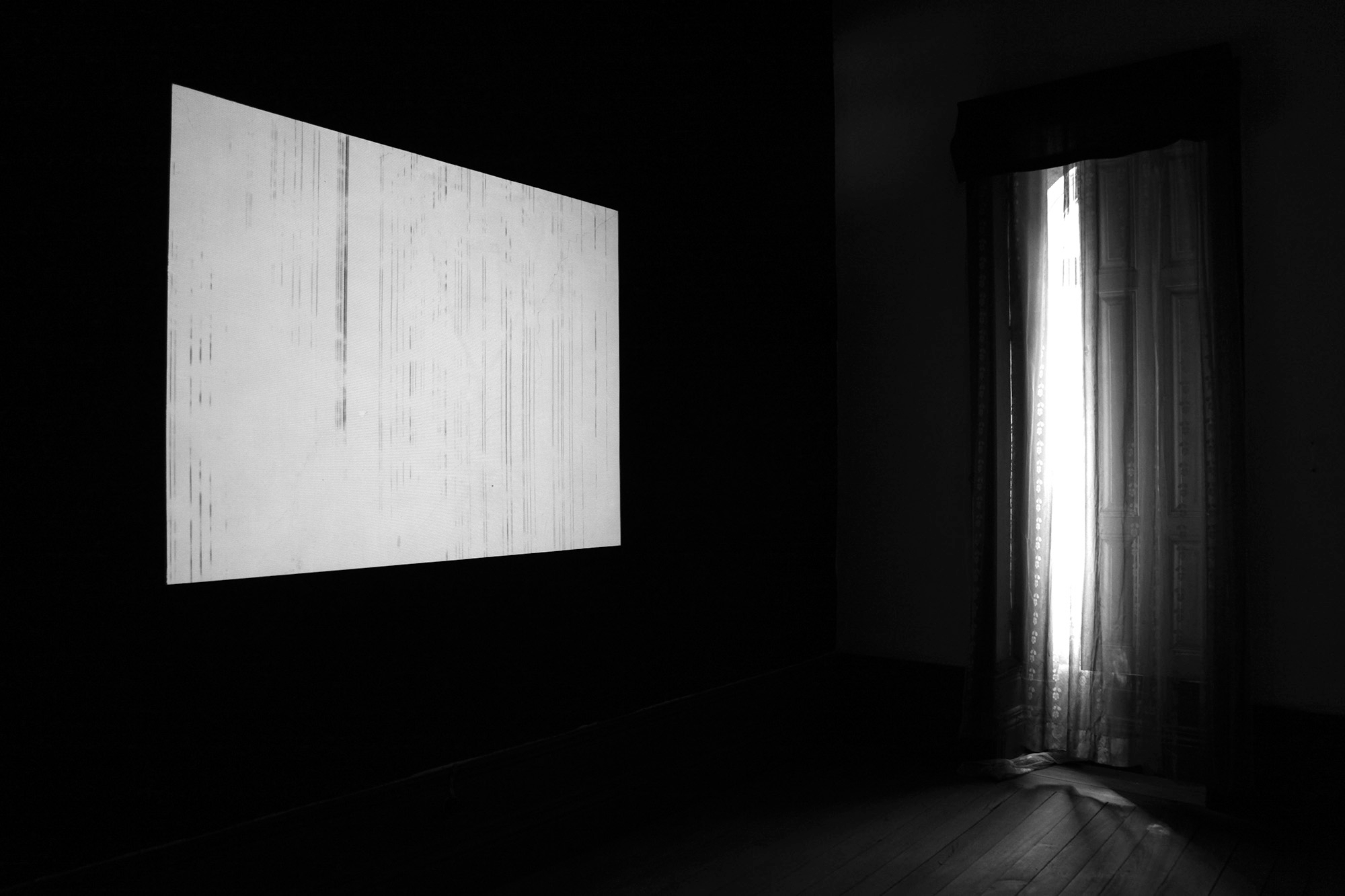 Carina Martins - asyncho - instalação audiovisual com projecção de vídeo em parede preta e janela