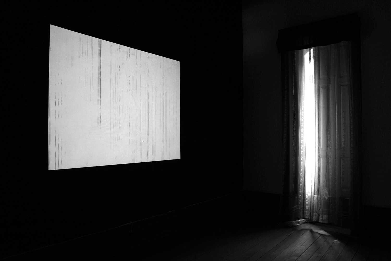 Carina Martins - asyncho -  audiovisual projection in a black wall