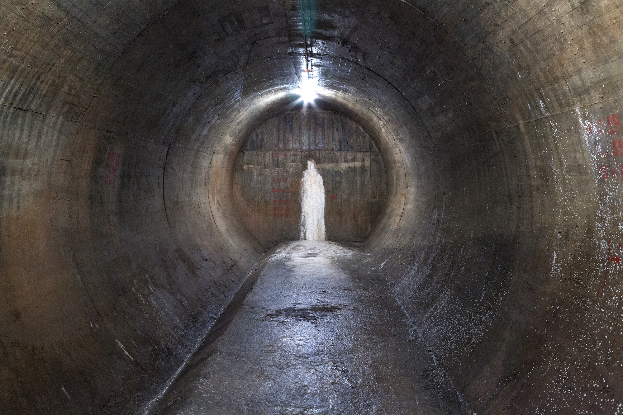 Carina Martins - Vortex - Calcário com formato de Santa num túnel de uma barragem